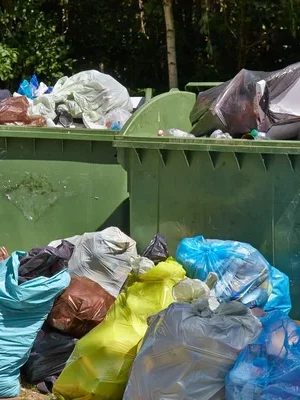 depositphotos_70712705-stock-photo-garbage-containers-full-overflowing